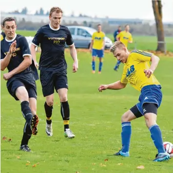  ?? Foto: Christian Kruppe ?? Nach einem Jahr in der Kreisliga feiert Kleinaitin­gens Verteidige­r Matthias Schipf in der anstehende­n Kreisklass­en Saison ein Wiedersehe­n mit Langerring­ens Stürmer Bastian Renner, der ein Jahr in der Bayernliga auflief.