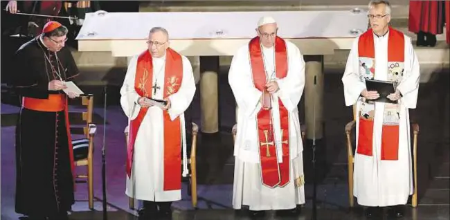  ?? AFP Photo / Andrew Medichini ?? Un momento de la oración ecuménica en la catedral luterana de Lund, el 31 de octubre de 2016. A la derecha, el Papa saluda a Marcelo Figueroa durante el vuelo a Suecia