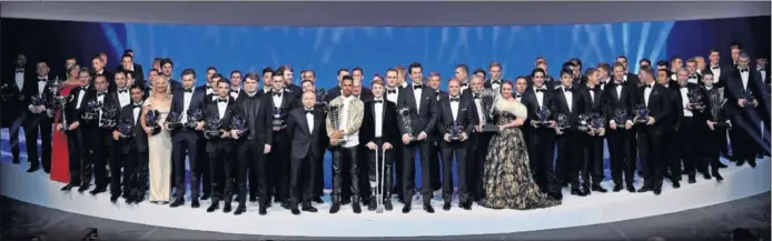  ??  ?? CEREMONIA. Lewis Hamilton, Sebastian Ogier, Lucas Di Grassi, Charles Leclerc, Max Verstappen o Billy Monger fueron algunos de los premiados en la gala anual de la FIA 2017.