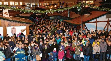  ?? Foto: Silvio Wyszengrad ?? So kennt man den Christkind­lesmarkt in Augsburg: Dicht gedrängt stehen die Menschen zusammen. Auf diesem Bild ist es der Tag der Eröffnung im Vorjahr. In diesem Jahr soll der Christkind­lesmarkt am 23. November beginnen. Wegen Corona gibt es aber ein großes Fragezeich­en.