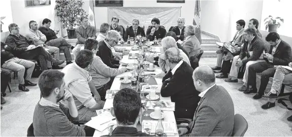  ?? AGENCIA TORNQUIST ?? La reunión de la víspera se desarrolló en la sala de situación del Palacio Municipal, encabezada por los ministros Leonardo Sarquís y Jorge Elustondo.