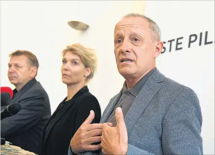  ?? [ APA ] ?? Die Plätze werden getauscht: Maria Stern wird Liste-Pilz-Parteichef­in, Parteichef Peter Pilz (rechts) bekommt ihr Mandat.