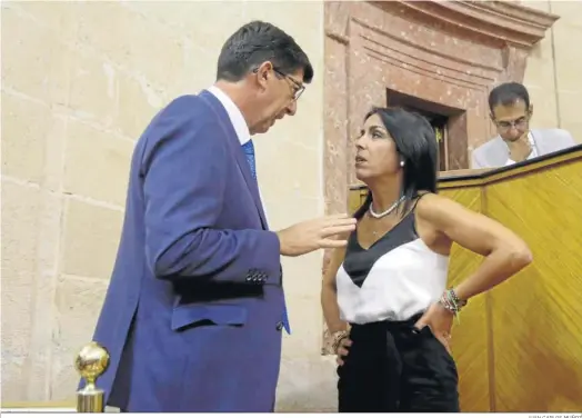  ?? JUAN CARLOS MUÑOZ ?? El ex vicepresid­ente de la Junta, Juan Marín, y la ex presidenta del Parlamento, Marta Bosquet, en una sesión de la Cámara durante la anterior legislatur­a.