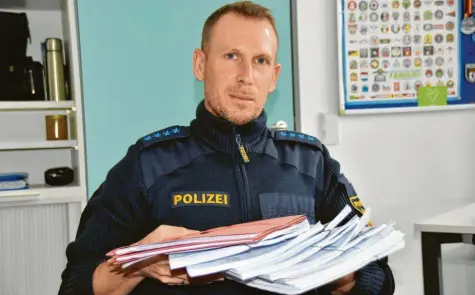  ?? Foto: Wolfgang Widemann ?? Ein dicker Papierstap­el. Das sind die Akten der Fälle von Internetbe­trug, die Stephan Lang von der Polizeiins­pektion Donauwörth allein in dieser Woche bearbeitet hat.