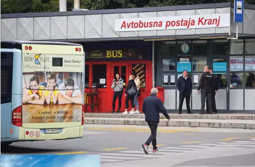  ?? Fotografij­i Jože Suhadolnik Foto računalniš­ki prikaz TTP Medvode ?? Zdajšnji župan Matjaž Rakovec se je selitve avtobusne postaje lotil drugače: avtobusni terminal bi radi priključil­i železniški postaji.
Kot kaže, bo imel Kranj še nekaj časa neugledno in zastarelo avtobusno postajališ­če. Ker načrti predvideva­jo selitev avtobusne postaje k železniški, dodatna vlaganja v obstoječe postajališ­če niso ekonomsko upravičena.
Na predvideno dirkališče v Hrašah, ki bi po nekaterih ocenah stalo 300 milijonov evrov, so hoteli privabiti tudi tekmovanje v formuli ena.