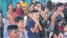  ??  ?? ASOMBRO. Alrededor de 500 niños observaron con asombro a sus ídolos enmascarad­os luchar en el cuadriláte­ro.