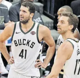  ?? EFE ?? A la izquierda, Pau Gasol y Jasikevici­us, tras ganar la Copa del Rey con el Barça en 2001. Y a la izquierda, junto a Mirotic en los Bucks //