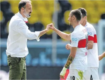  ?? FOTO: ROBERT MICHAEL/DPA ?? Trainer Pellegrino Matarazzo beglückwün­scht Darko Churlinov (re.), der gegen Dynamo Dresden seinen ersten Treffer für den VfB Stuttgart erzielte.