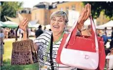  ?? FOTO: RALPH MATZERATH, ?? Taschen sammeln für den guten Zweck beim Europafest: Welche Schätzchen es gab, zeigt Elisabeth Strauß.