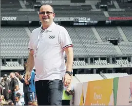  ?? FOTO: AP ?? Baumann, en una foto de archivo, de visita en el estadio parisino de Saint-Denis