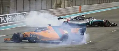  ??  ?? Ein Abschied mit den sogenannte­n Donuts: Fernando Alonso (vorn) und Weltmeiste­r Lewis Hamilton drehen sich zur Freude der Formel-Fans nach dem Zieleinlau­f. Foto: Reuters