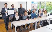  ??  ?? IPM-Leiter Michael Rabl, FH OÖ Campus Wels Dekan Günther Hendorfer, FH OÖ GF Gerald Reisinger und Studierend­e