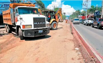  ??  ?? A contrarrel­oj. De acuerdo con el alcalde Miguel Pereira, la empresa encargada de la modernizac­ión de la avenida Roosevelt debe entregar el proyecto antes del 28 de octubre, pues se viene la fiesta patronal.