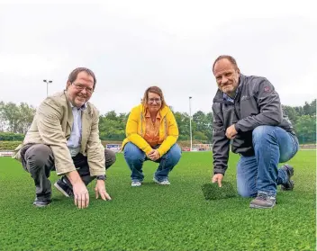  ?? FOTO: MORITZ ALEX ?? Horst Schulten, Vanessa Jaczek, Dirk Zenz (v.l.) auf dem neuen Kunstrasen an der Carl-Ruß-Straße.