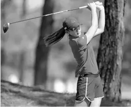  ?? RICARDO RAMIREZ BUXEDA/STAFF PHOTOGRAPH­ER ?? For the second year in a row, Lake Mary junior Jenny Kim was part of an FHSAA state golf championsh­ip effort at Mission Inn on Tuesday. She said this one was even more special.