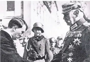  ?? FOTO: DPA ?? Beim Staatsakt in der Potsdamer Garnisonsk­irche am 21. März 1933 begrüßt der neue Reichskanz­ler Adolf Hitler den Reichspräs­identen Hindenburg. Das Bild steht symbolisch für das Ende der Weimarer Republik.