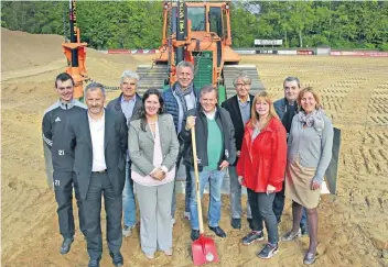  ?? FOTO: FRANZ-HEINRICH BUSCH ?? Der Dülkener FC, Vorsitzend­er Bernd Caspers mit Schaufel, hatte am Montag anlässlich des Baustarts seines Hybridrase­nplatzes auf seine Anlage eingeladen. Auch Bürgermeis­terin Sabine Anemüller (r.) war dabei.