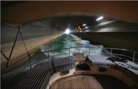  ??  ?? Permettant d’éviter la boucle de Saint-Maur-desFossés, le canal de Saint-Maur inclut un spectacula­ire tunnel de près de 600 mètres.