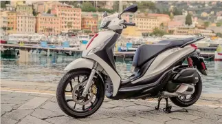  ??  ?? Made in Italy. Due le versioni per il Piaggio Medley: Normale e Sport (con colori aggressivi, freni con disco a margherita e pinze color oro), e sistema di connettivi­tà Piaggio Mia.