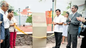  ?? RENÉ CORRALES/ DIARIO DE XALAPA ?? Develaron la placa en honor a don Mario Vázquez Raña