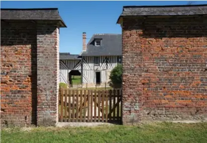  ??  ?? Un haut mur de prés de trois mètres borde le jardin et le protège.