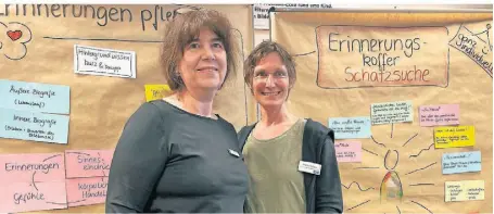  ?? FOTO: CHRISTEL NETUSCHIL ?? Bei Andrea Otten (l.) und ihrem Team in der Bibliothek kann man Koffer ausleihen, wie sie Marion Küpper im Workshop vorgestell­t hat.