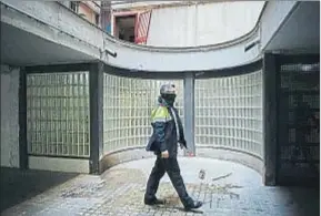  ?? LAURA GUERRERO ?? Un mosso, en el edificio de la calle Marte donde se produjo el tiroteo