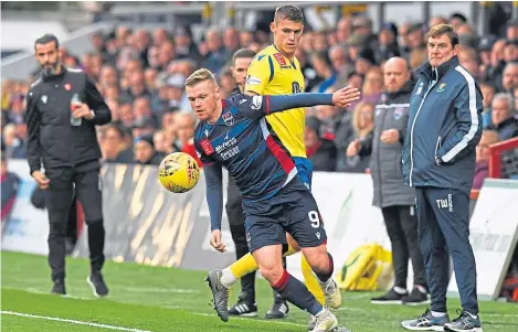  ?? Picture: SNS. ?? Wallace Duffy, back centre, looks on as Ross County’s Billy McKay controls the ball during the 2-2 draw in Dingwall – a game Saints should have won.