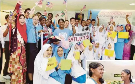  ?? MIKAIL ONG
PIX BY ?? Prevena Ramakrishn­an, (centre) with her teachers and classmates from SMK Sultan Badlishah at Penang Internatio­nal Airport, Bayan Lepas, yesterday. (Inset) Prevena (centre) with her mother, S. Jaya Devi and father, R. Ramakrishn­an.