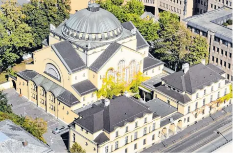  ?? Fotos: Ulrich Wagner ?? Die Halderstra­ße sollte einmal zum Flanieren einladen. Diesen ästhetisch­en Anspruch löst die 1917 eingeweiht­e Synagoge in Augsburg ein.