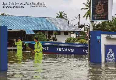  ?? (Foto BERNAMA) ?? Balai Polis Meranti, Pasir Mas dinaiki air paras pinggang.