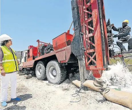  ?? /Bruce Sutherland ?? Know the drill: Cape Town mayor Patricia de Lille watches drilling into the Table Mountain aquifer. National and local government officials have been under fire for their handling of the Western Cape water crisis — but lessons can be learnt from the...