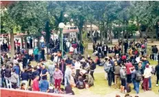  ??  ?? Desde 2015, personas ajenas a la UNAM organizaro­n en “Las Islas” fiestas conocidas como Mega Peda para “celebrar” el inicio o fin de semestre.