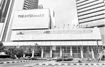  ??  ?? File photo shows Intermark Mall. Pavilion KL as well as Intermark Mall will continue maintainin­g high occupancy rates at 99 and 90 per cent respective­ly with marginal growth on rental reversions and minimal leases expiring in FY18.