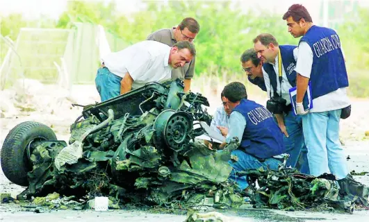  ?? EFE ?? Agentes examinan los restos del coche bomba utilizado por ETA en el atentado de Santa Pola en agosto de 2002