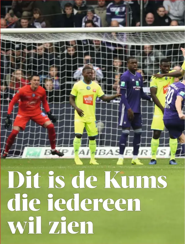  ?? FOTO'S BELGA ?? 954 dagen was het geleden dat Kums nog eens scoorde. Na deze rake vrijschop vloog zijn tweede goal van de middag zelfs met 117 kilometer per uur tegen de netten.