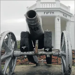  ?? Picture: TREMAINE VAN AARDT ?? TAKING FIRE: The 18th century cannon has been returned to its spot on top of Cannon Hill after it was placed in a secure location following an attempted theft in June last year