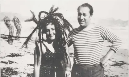  ?? Photograph: Juan Adrio/La Suite Subastas ?? The Spanish artist Maruja Mallo with the Chilean poet and politician Pablo Neruda in 1945.