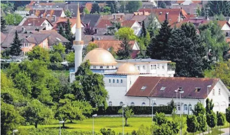  ?? FOTO: HAGEN SCHÖNHERR ?? Alle Freitagsge­bete stehen online: Die Ditib-Gemeinde der Mehmet-Akif-Moschee in Friedrichs­hafen verspricht Transparen­z.