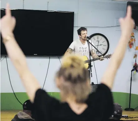  ?? DAVID BLOOM ?? British singer Frank Turner performs at Boyle Street Community Services ahead of his show at the Winspear Centre Tuesday. He said he wanted to help Edmonton celebrate its first Be More Kind Day.