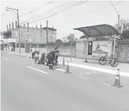  ??  ?? VENTAJA. Con la zona delimitada para el espacio del estacionam­iento del bus se garantiza más seguridad para los usuarios.