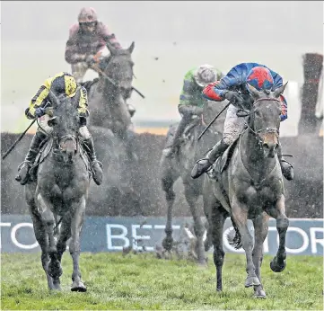  ??  ?? Digging deep: Splash of Ginge (right) battles through the heavy ground to hold off Starchitec­t in the BetVictor Gold Cup