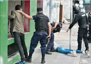  ??  ?? CRUCE. El FA señaló que ya no se toman denuncias con las tablets, lo que fue desmentido por Interior.