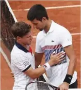  ?? FOTO: NTB SCANPIX ?? Diego Schwartzma­n er betrakteli­g lavere enn mange av sine konkurrent­er. Her takker han Novak Djokovic (188 centimeter) for kampen etter en tredjerund­ekamp i French Open i fjor. Djokovic vant kampen etter fem sett.