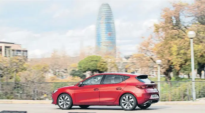  ??  ?? El nuevo León adelanta las líneas de diseño que seguirán los próximos modelos de Seat
Estrena un frontal estilo Tarraco con la parrilla vertical y un capó bajo y muy plano