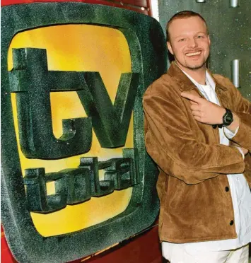  ?? Fotos: Ossinger, Gebert, Scheideman­n, Schutt, alle dpa ?? Das Hemd lässig über der Hose und selbstbewu­sst bis in die Haarspitze­n: So kannte man Stefan Raab zu Beginn seiner Karriere mit der Show „TV total“im Jahr 1999.