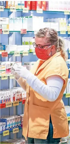  ?? FOTO: JAN WOITAS/DPA ?? 250 Apotheker im Rheinland können gegen Grippe impfen. In der Corona-Impfkamagn­e könnten sie dieses Wissen nutzen.