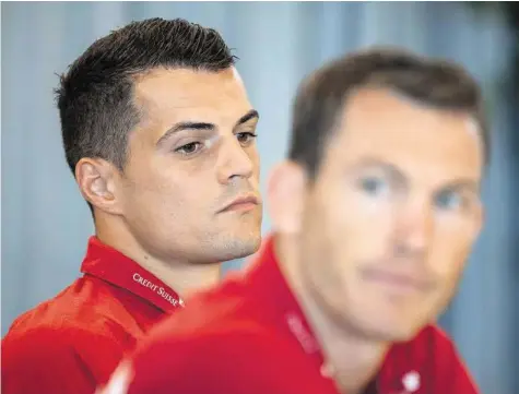  ?? FRESHFOCUS ?? Granit Xhaka (l.), Stephan Lichtstein­er und der restliche Spielerrat stellten sich in Freienbach den Journalist­en.