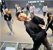  ?? AFP ?? Jóvenes chinos bailan hip hop en una academia.