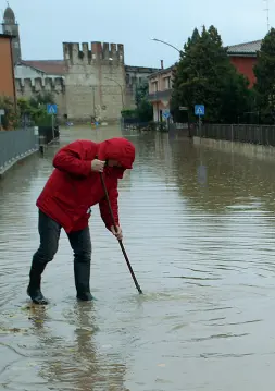  ??  ?? A destra il giorno del nubifragio, a Soave